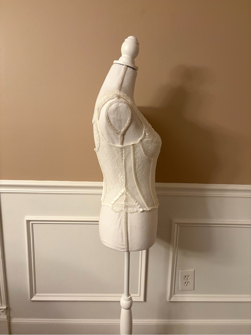 NWT Lioness “Some Like It Hot” Lace Corset Top in Ghost White - Picture 3 of 7